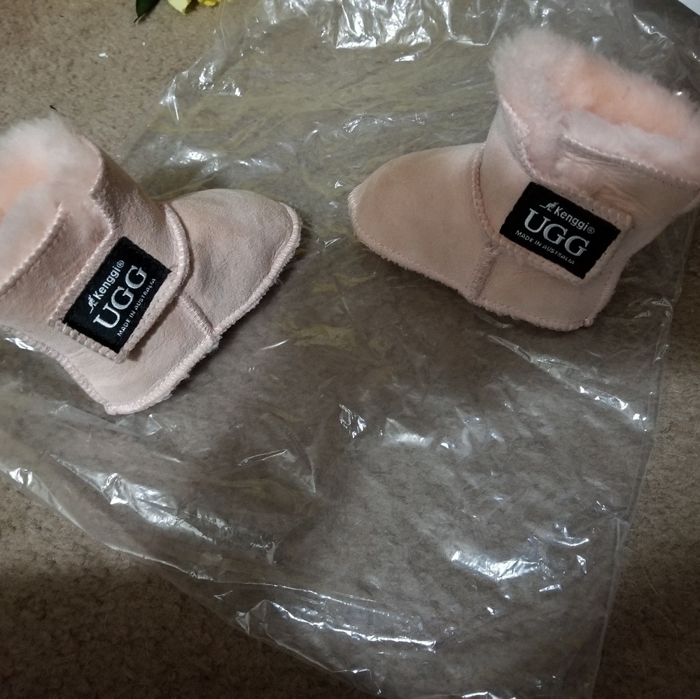 Little Girl's Baby Uggs, So Cute, I almost want 🤐